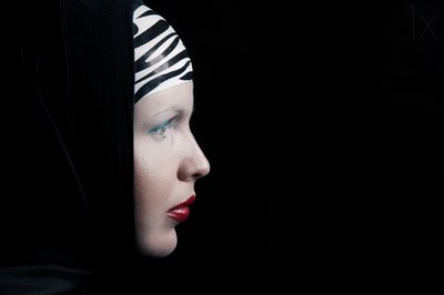 Profiel van een mysterieuze vrouw door Denisa Justusová Šumcová
