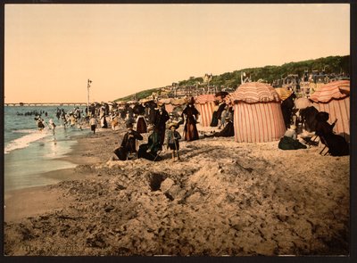 Het Strand tijdens het Baden, Trouville-sur-Mer, Frankrijk door Detroit Publishing Co.
