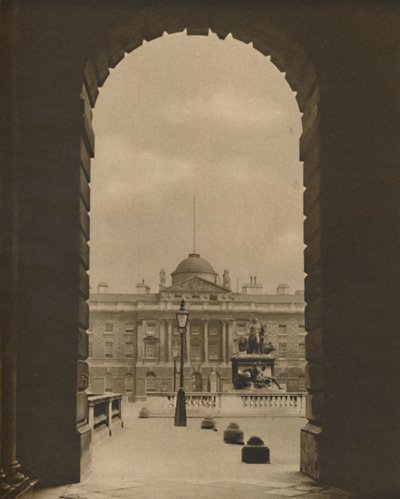 Een Voorbijgaand Uitzicht op Somerset House Vanaf The Strand, ca. 1935 door Donald McLeish