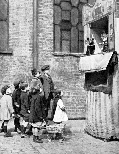 Kinderen kijken naar een Punch en Judy show in een straat in Londen, 1936 door Donald McLeish