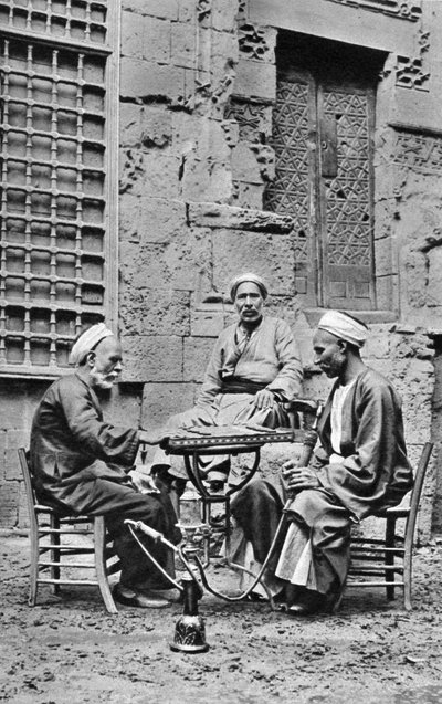 Mannen ontspannen, Caïro, Egypte, ca. 1922 door Donald McLeish