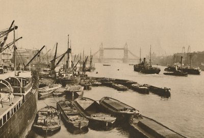 Schepen in de Pool van Londen: Een uitzicht van London Bridge naar Tower Bridge, ca. 1935 door Donald McLeish