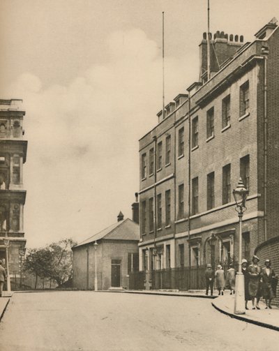 West End van Downing Street, nr. 10 en een glimp van het ministerie van Buitenlandse Zaken, c1935 door Donald McLeish