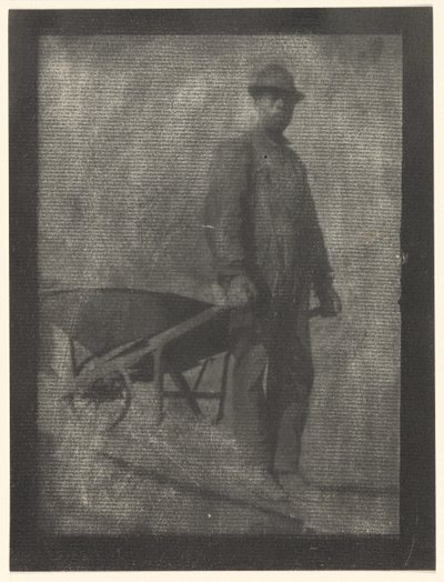 [Zwarte man met kruiwagen]. door Doris Ulmann