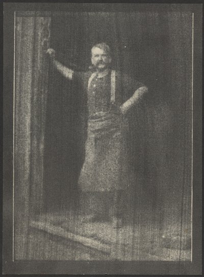 [Smid staat in de deuropening, pijp in de mond]. door Doris Ulmann