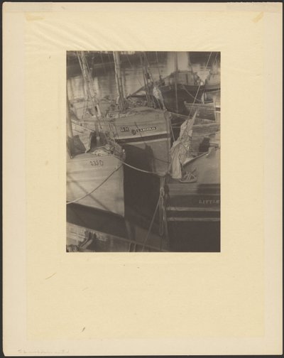 [Haven, vol met zeilende vissersschepen]. door Doris Ulmann