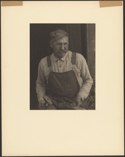 [James Duff, A Fiddler, Hazard, Kentucky, Holding Tools]. door Doris Ulmann