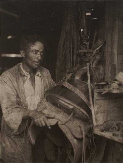 Man met een zadel door Doris Ulmann