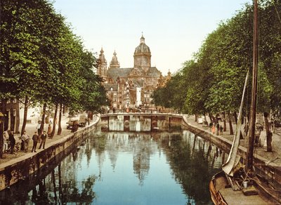 Uitzicht langs Voorburgwal naar Sint-Nicolaasbasiliek, Amsterdam, gepubliceerd ca. 1900 door Dutch Photographer