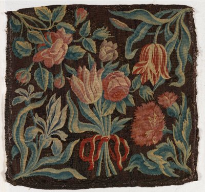 Wandtapijtkussenhoes met tulpen enz., mogelijk gemaakt in Nederland door Dutch School