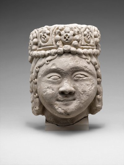 Hoofd van een figuur met een kralenhoofdtooi door Dynasty Seljuq