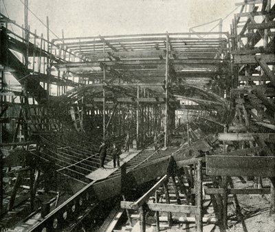 De bouw van een oorlogsschip: Een eersteklas kruiser in aanbouw bij de Thames Ironworks door E. and S. Woodbury