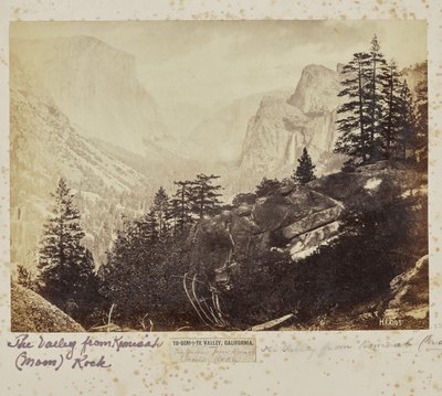 Yo-Sem-i-te Vallei, Californië. De vallei vanaf Komah (maan)rots door Eadweard J. Muybridge