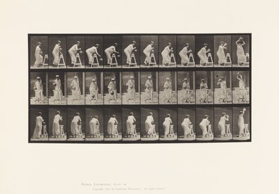 Plaat 216. Buigen om waterkruik te vullen; Kruik op hoofd plaatsen door Eadweard Muybridge