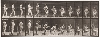 Plaat 237. Op stoel zitten en waaier openen, 1872-1885 door Eadweard Muybridge