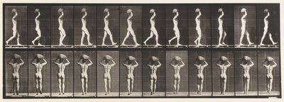 Plaat 27. Wandelen, 70 lb. steen op hoofd dragen, handen omhoog door Eadweard Muybridge