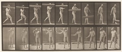 Plaat 384. Een boomstam op schouder tillen door Eadweard Muybridge