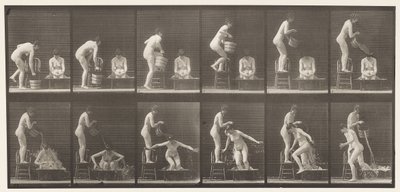 Plaat 406. Twee modellen, 8 gieten een emmer water over 1 door Eadweard Muybridge
