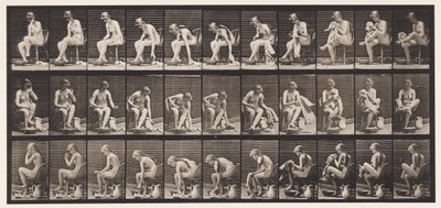 Een Handdoek Optillen Terwijl Zittend en Voeten Afvegen door Eadweard Muybridge