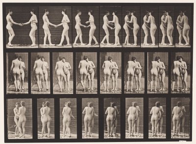Plaat 444. Twee modellen die elkaar de hand schudden en kussen door Eadweard Muybridge