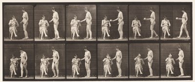 Twee modellen, brengt kopje thee, neemt kopje en drinkt door Eadweard Muybridge