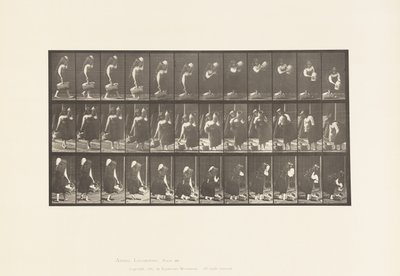 Een Kruik op de Schouder en een Mand in de Hand Dragen door Eadweard Muybridge