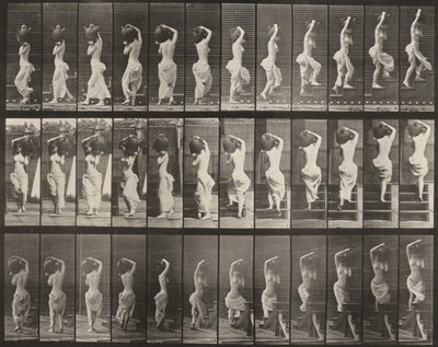 Plaat nummer 105. Persoon die zich omdraait en een trap oploopt, een waterkruik op de linkerschouder door Eadweard Muybridge