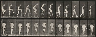 Plaat Nummer 180. Op en over een stoel stappen door Eadweard Muybridge