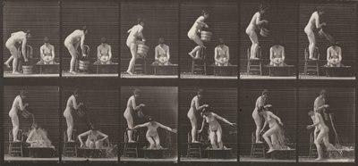 Plaat nr. 406. Vrouw giet een emmer water over een andere vrouw door Eadweard Muybridge