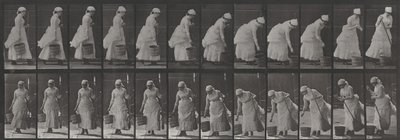 Plaat nummer 437. Een emmer neerzetten en zich voorbereiden om te vegen door Eadweard Muybridge