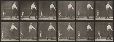 Plaat nummer 470. Kind dat achter een man aan rent door Eadweard Muybridge