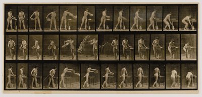 Vrouw die een bak met water leegt, uit het boek Animal Locomotion door Eadweard Muybridge