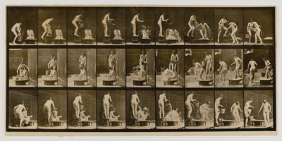 Vrouw giet bekken water over het hoofd van een andere vrouw, uit het boek Animal Locomotion door Eadweard Muybridge
