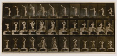 Vrouw die een bak water over haar hoofd giet, uit het boek Animal Locomotion door Eadweard Muybridge