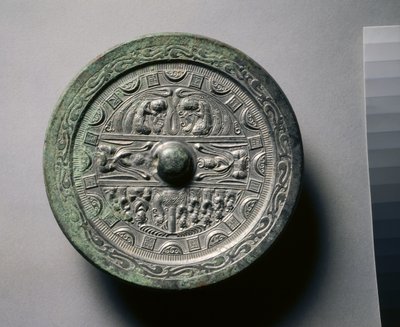 Spiegel met goden en koningen in drie secties omgeven door ringen van vierkanten en halve cirkels door Eastern Han Dynasty Chinese School