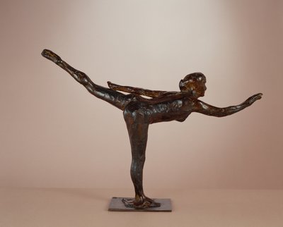 Danseres: arabesk op het rechterbeen, linkerarm in lijn door Edgar Degas