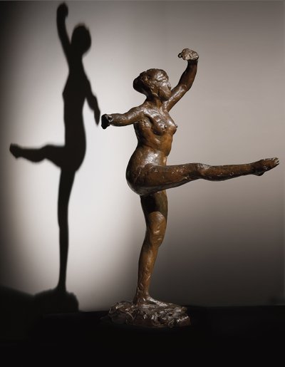 Danser, Vierde positie voor, op linkerbeen, Derde studie, ca. 1882-1885; ca. 1919-1937 door Edgar Degas
