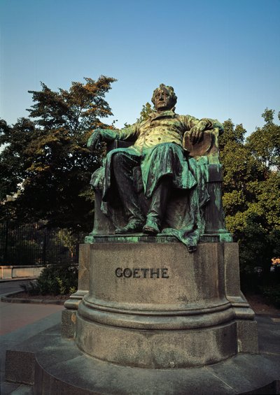 Monument ter ere van de Duitse dichter Johann Wolfgang von Goethe (1749-1832) gemaakt door Edmund von Hellmer (1850-1935) door Edmund Ritter von Hellmer