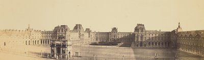 [Panoramisch uitzicht op het Nouveau Louvre, Cour Napoléon en Carrousel, genomen vanaf de Tuilerieën]. door Édouard Baldus