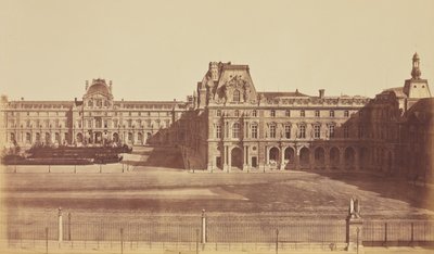 De Cour Napoléon gezien vanaf de Tuilerieën, Louvre, Parijs door Édouard Baldus