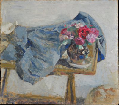 Rode rozen en stoffen op een tafel, 1900-1901 door Edouard Vuillard