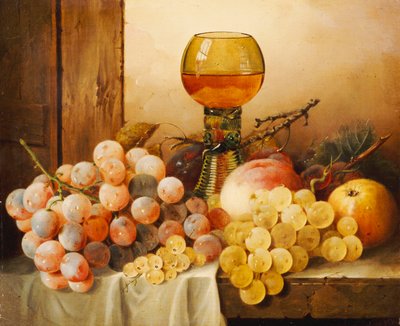 Druiven, appels, pruimen en een perzik met hockglas op gedrapeerde rand door Edward Ladell