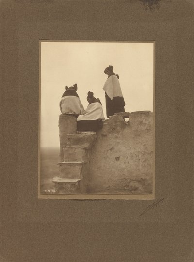 [Hopi, kijkend naar de dansers] door Edward S. Curtis