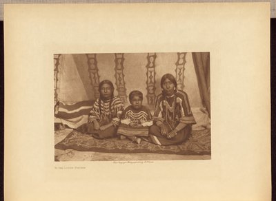 In de Loge - Piegan door Edward S. Curtis