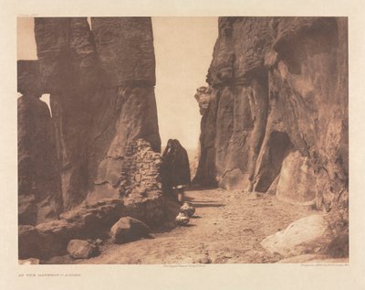 Portfolio XVI, Plaat 569: Bij de poort - Acoma door Edward S. Curtis