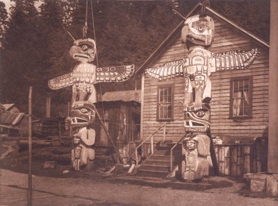 Gesneden palen in Alert Bay, British Columbia door Edward Sheriff (after) Curtis
