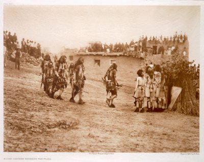 Slangendansers betreden het plein door Edward Sheriff (after) Curtis