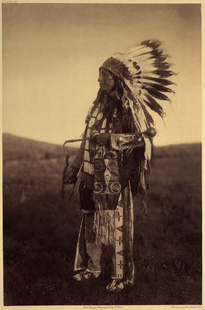 Hight Hawk, krijger in traditionele kleding door Edward Sheriff Curtis