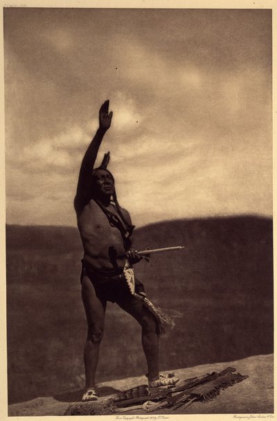 Sioux-aanroeping. Heiligdommen zijn meestal grote keien van rollende steen of andere rotsen die [...] geladen waren met mythische betekenis. door Edward Sheriff Curtis
