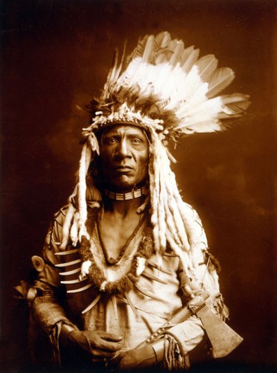 Weasel Tail, Piegan, met een tomahawk, ca. 1900, foto Edward S. Curtis door Edward Sheriff Curtis